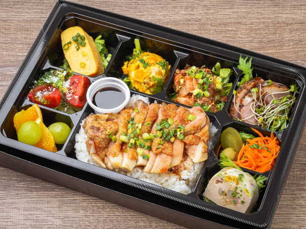彩り7種の前菜と大山鷄の照り焼きチキン弁当