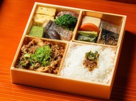 鶏そぼろ味噌煮込みと季節のおばんざい弁当