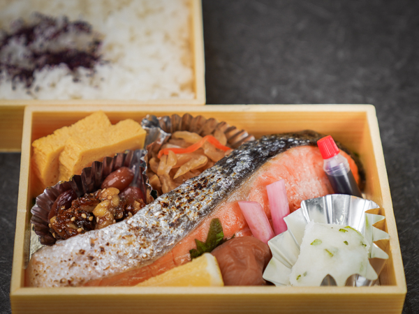 仲卸の厚切り銀鮭弁当