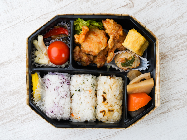贅沢俵おにぎり＆鶏唐揚げ弁当