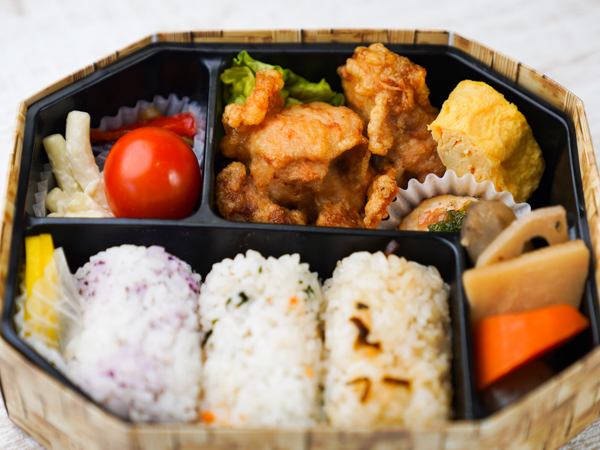 贅沢俵おにぎり＆鶏唐揚げ弁当