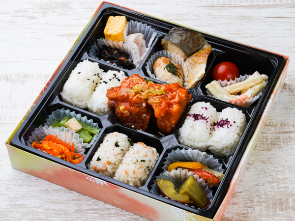鶏チリと彩りおかずの俵おにぎり弁当