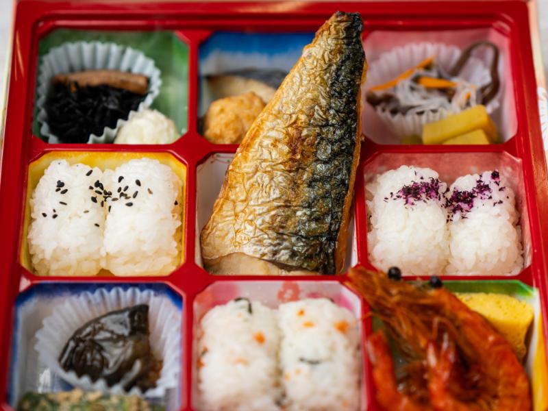 彩り9升弁当鯖の塩焼き