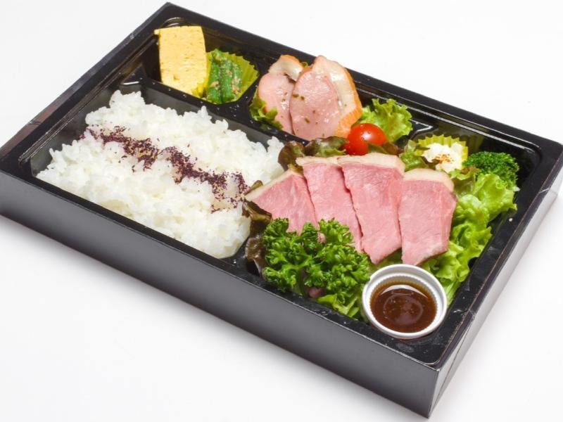 ローストビーフとカモの燻製お肉たっぷりお弁当