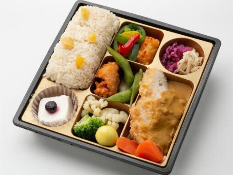 【9月1日〜11月30日お届け分限定】DE　LUXE　オリエンタルラグーチキンカツ 〜旬のごはんと共に〜
