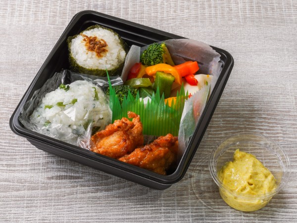 いろどり温野菜のおむすび弁当（唐揚げ）