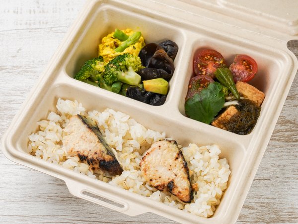 さわらの西京焼きと４品目の彩り野菜デリ弁当