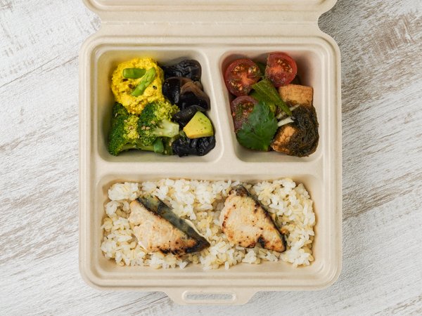 さわらの西京焼きと４品目の彩り野菜デリ弁当