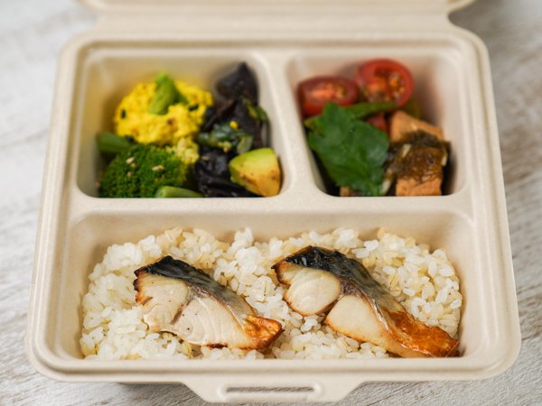 さばの塩焼きと４品目の彩り野菜デリ弁当