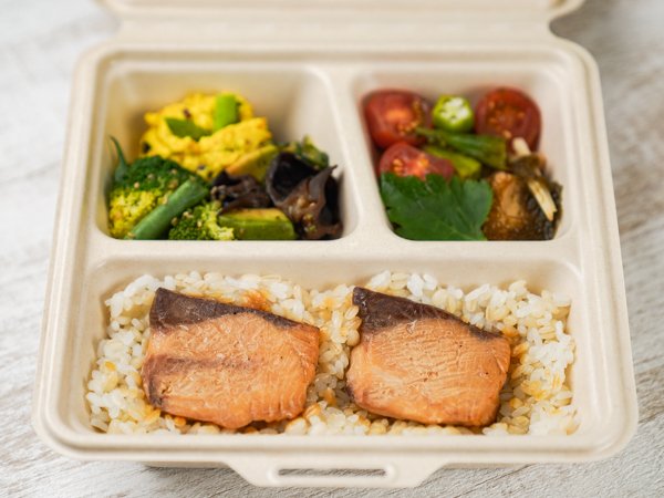ぶりの照り焼きと４品目の彩り野菜デリ弁当