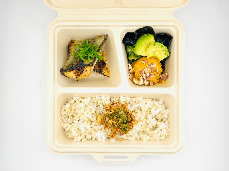 さわらの西京焼きと２品目の彩り野菜デリ弁当