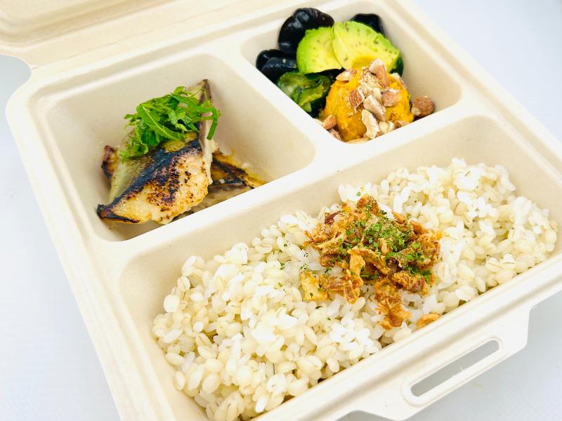 さわらの西京焼きと２品目の彩り野菜デリ弁当