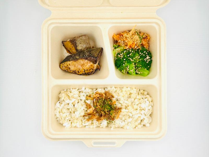 ぶりの照り焼きと２品目の彩り野菜デリ弁当