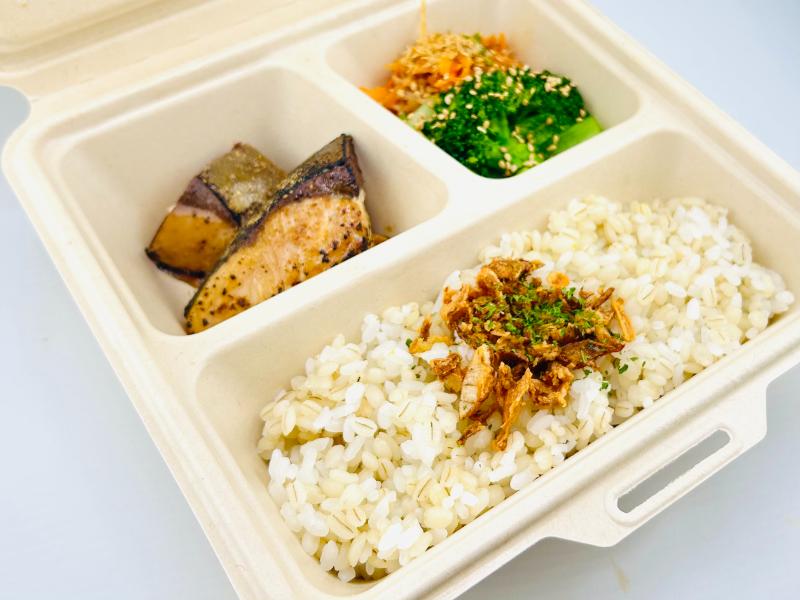 ぶりの照り焼きと２品目の彩り野菜デリ弁当