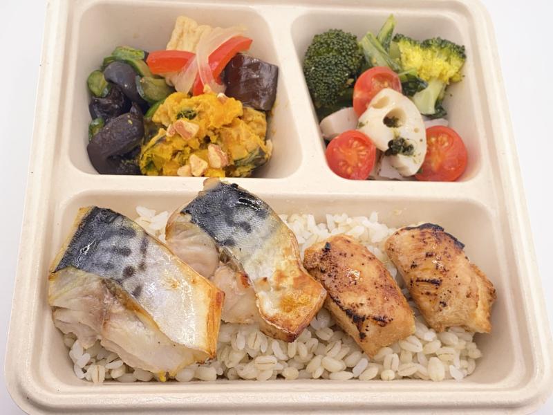 さばの塩焼きと鶏の照り焼きの彩り野菜デリ贅沢弁当