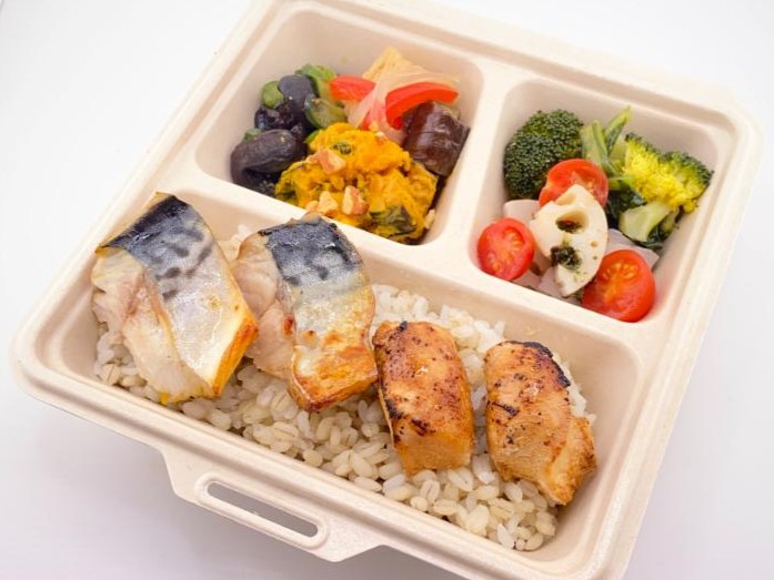 さばの塩焼きと鶏の照り焼きの彩り野菜デリ贅沢弁当