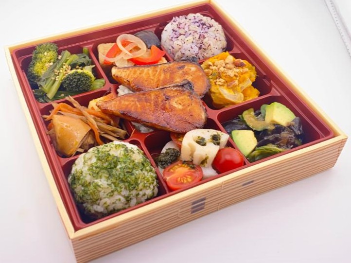 ぶりの照焼きと6品目野菜デリプレート