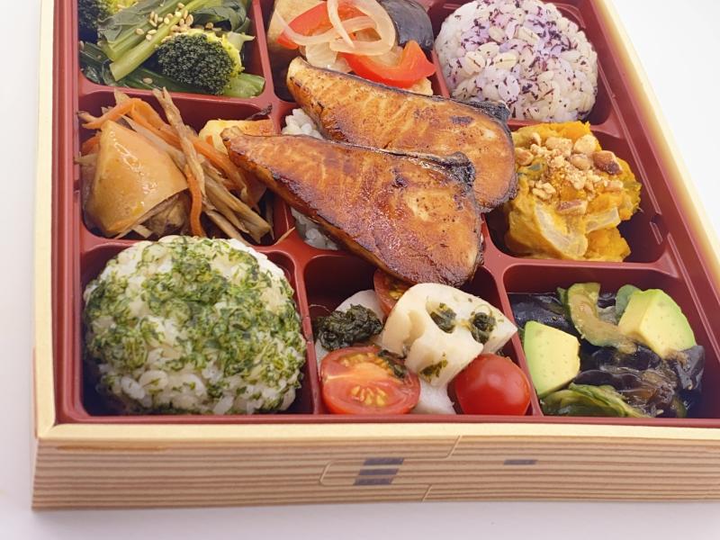 ぶりの照焼きと6品目野菜デリプレート