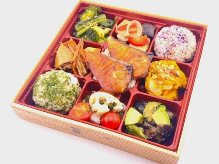 ぶりの照焼きと6品目野菜デリプレート