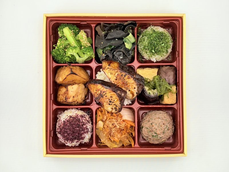 【豪華】ぶりと鶏の照り焼きの彩り野菜デリ御膳【500mlペット緑茶付】