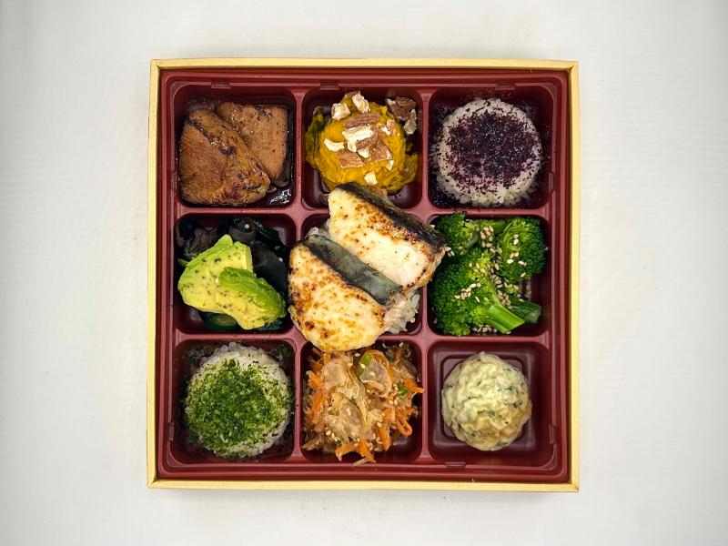 【豪華】さわらの西京焼きと鶏の照り焼きの彩り野菜デリ御膳【500mlペット緑茶付】