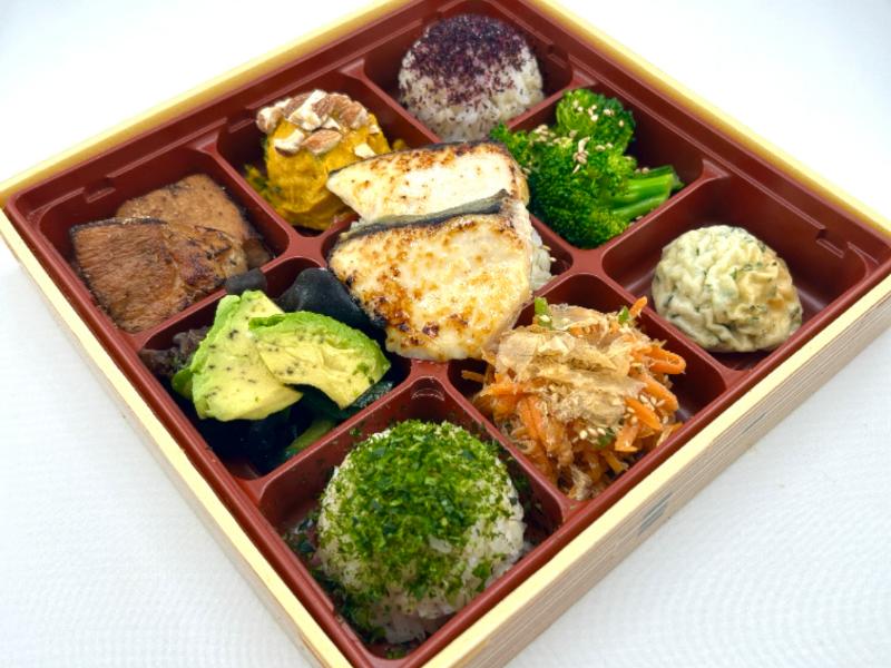 【豪華】さわらの西京焼きと鶏の照り焼きの彩り野菜デリ御膳【500mlペット緑茶付】
