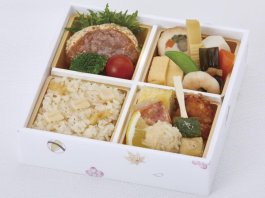 豆腐ハンバーグや魚の西京焼きと季節の炊き込み御飯弁当