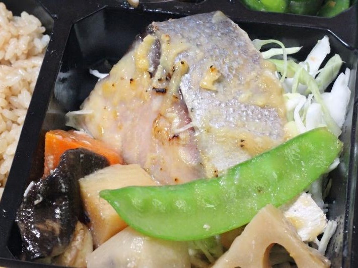 【彩り幕の内弁当】ブリと筑前煮