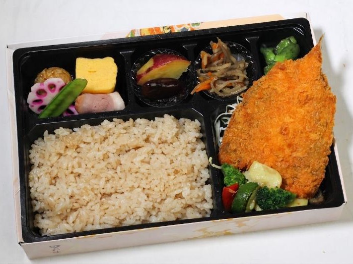 【彩り幕の内弁当】ビック肉厚アジフライ
