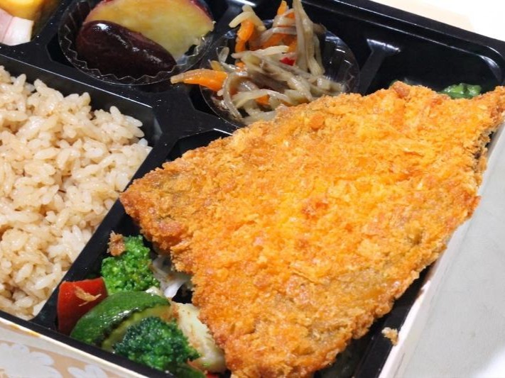 【彩り幕の内弁当】ビック肉厚アジフライ