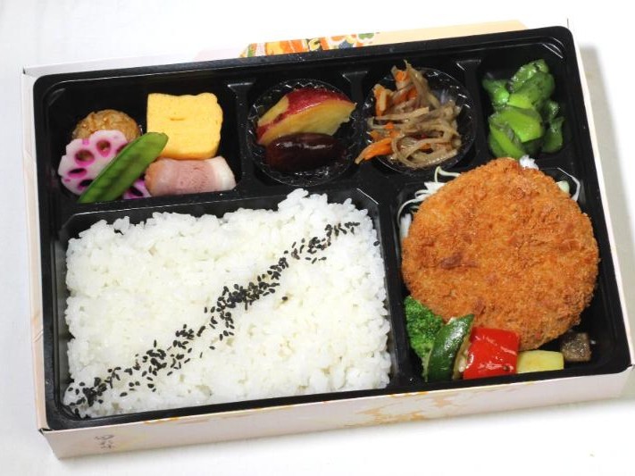 【彩り幕の内弁当】メンチカツ