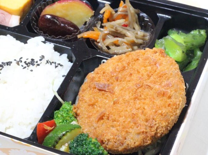 【彩り幕の内弁当】メンチカツ