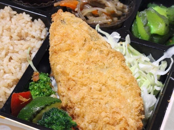 【彩り幕の内弁当】サーモンフライ