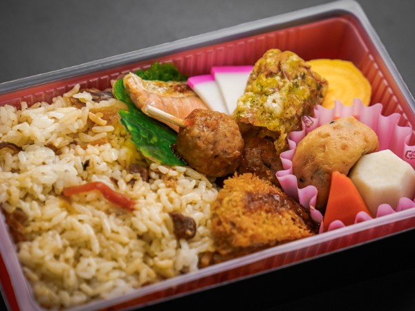 鳥十目ご飯 おでかけ幕の内弁当