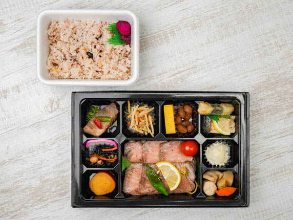 飛騨牛ステーキと十一菜幕の内
