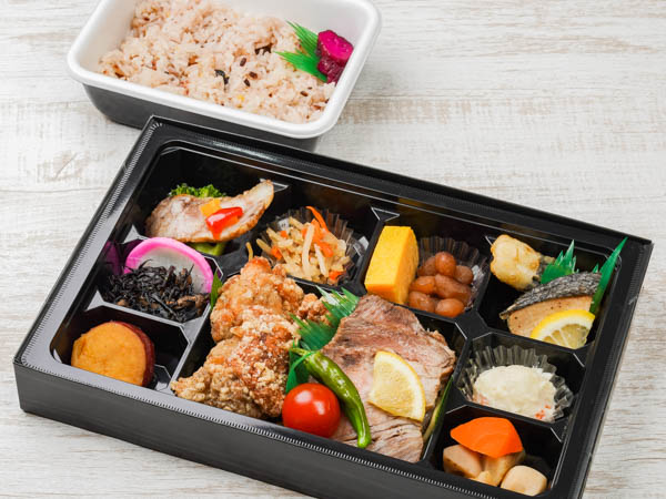 飛騨牛ステーキと唐揚げ十一菜幕の内