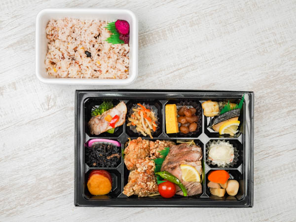 飛騨牛ステーキと唐揚げ十一菜幕の内