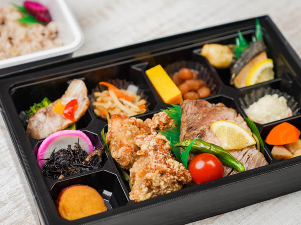 飛騨牛ステーキと唐揚げ十一菜幕の内
