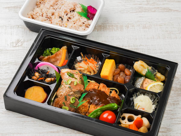 煮豚と牛かつの十一菜幕の内