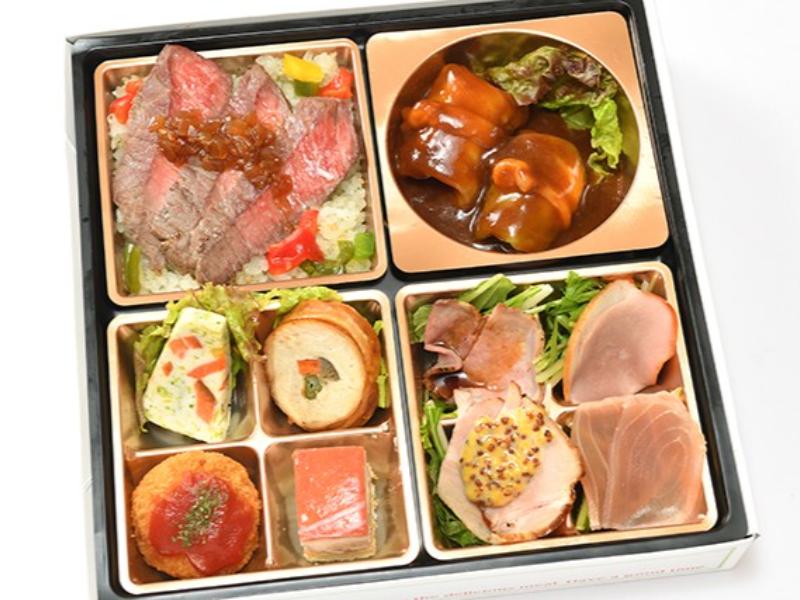 国産牛ロースステーキとロールキャベツの8種彩り弁当