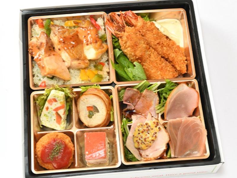 特製グリルチキンとフライドシュリンプの8種彩り弁当