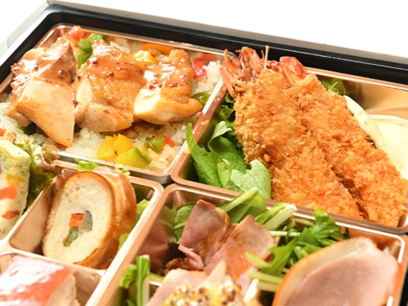 特製グリルチキンとフライドシュリンプの8種彩り弁当