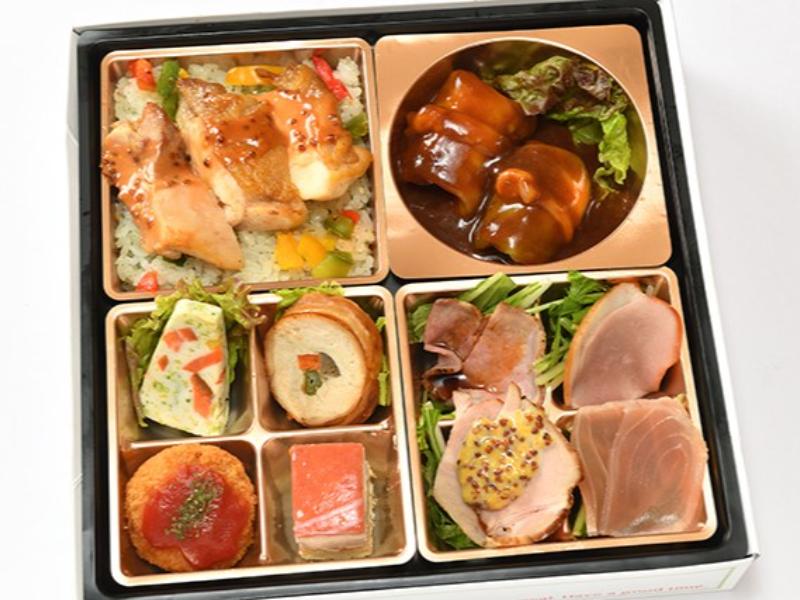 特製グリルチキンとロールキャベツの8種彩り弁当