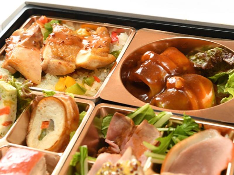 特製グリルチキンとロールキャベツの8種彩り弁当