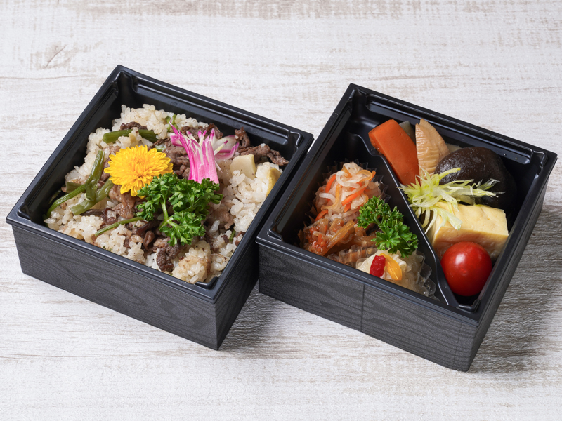 彩り二段御膳 ～季節の炊き込みご飯（肉入り）～