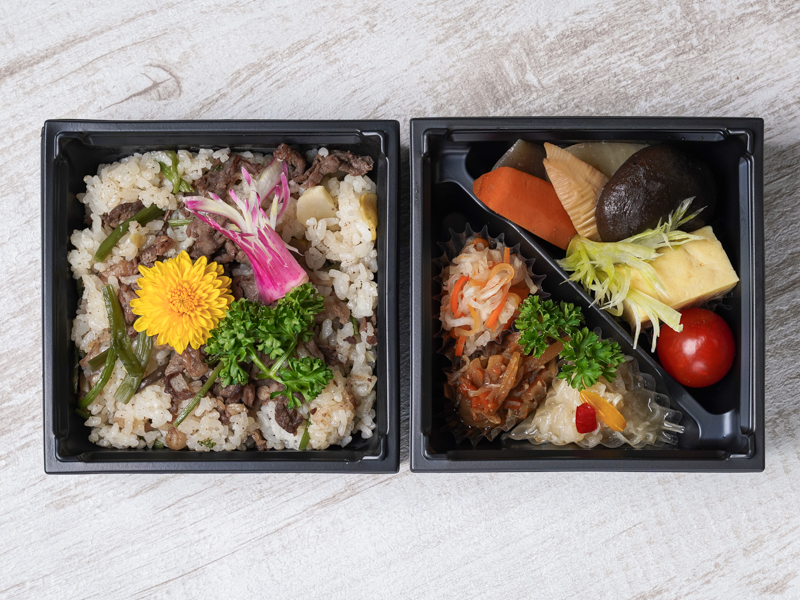 彩り二段御膳 ～季節の炊き込みご飯（肉入り）～