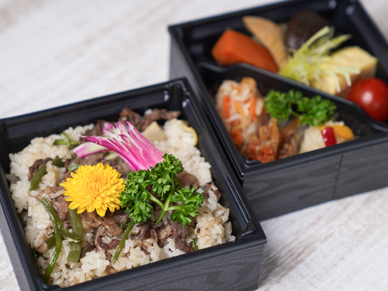 彩り二段御膳 ～季節の炊き込みご飯（肉入り）～