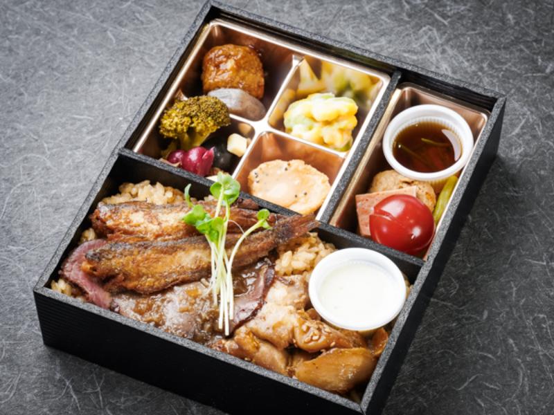 秋田名物比内地鶏照り焼きとハタハタ唐揚げ低温ローストビーフの満喫弁当