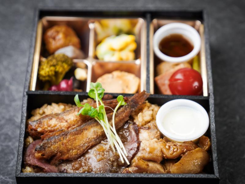 秋田名物比内地鶏照り焼きとハタハタ唐揚げ低温ローストビーフの満喫弁当