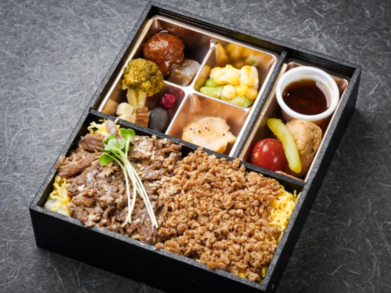 秋田名物比内地鶏のそぼろと牛バラ焼きの宝石弁当